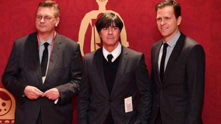 DFB-Präsident Reinhard Grindel mit Bundestrainer Joachim Löw und dem Teammanager Oliver Bierhoff.