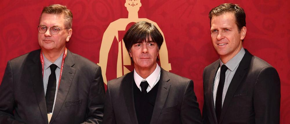 DFB-Präsident Reinhard Grindel mit Bundestrainer Joachim Löw und dem Teammanager Oliver Bierhoff.