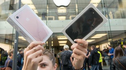 Frau mit neuen iPhones: Will Apple den Verkauf durch eine Leistungsbremse ankurbeln?