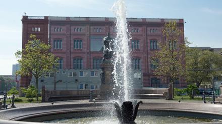 Das Denkmal von Karl Friedrich Schinkel vor der Schaufassade der Berliner Bauakademie.