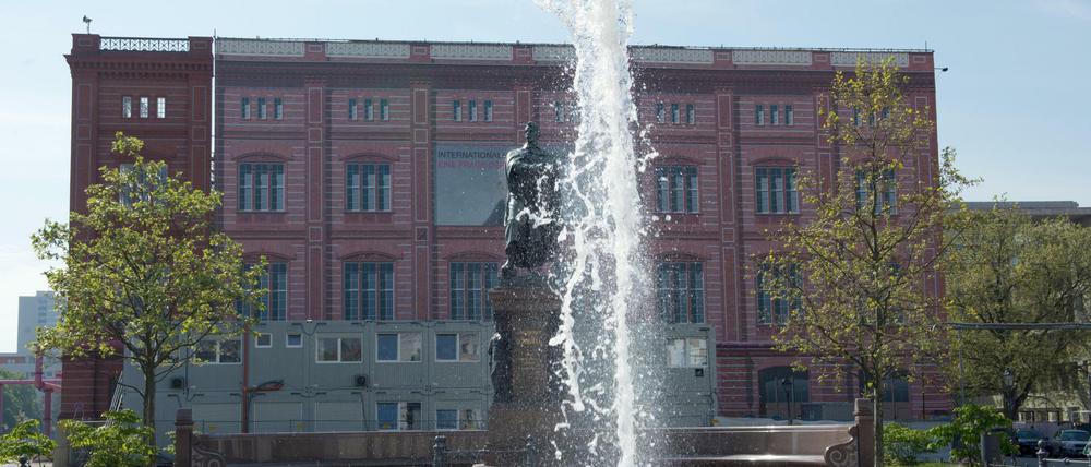 Das Denkmal von Karl Friedrich Schinkel vor der Schaufassade der Berliner Bauakademie.