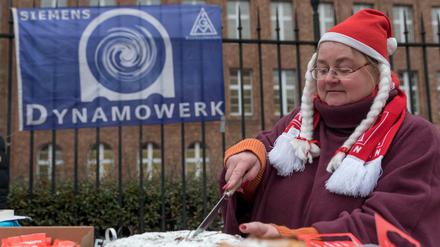 Weihnachtskundgebung am Siemens-Dynamowerk am Nonnendammallee in Berlin. 