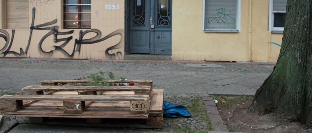 Zwei Holzpaletten liegen an der Stelle, an der die Leiche einer Frau an der Fehmarner Straße gefunden wurde. 