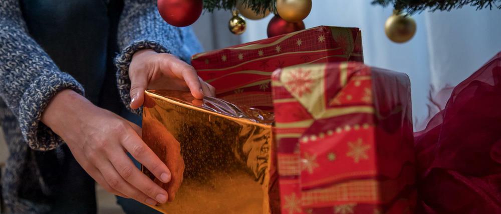Mit Liebe. Viele Geschenke sind aufwändig eingepackt - also sollte man sie auch mit Geduld auspacken.