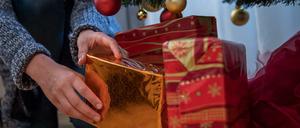 Mit Liebe. Viele Geschenke sind aufwändig eingepackt - also sollte man sie auch mit Geduld auspacken.