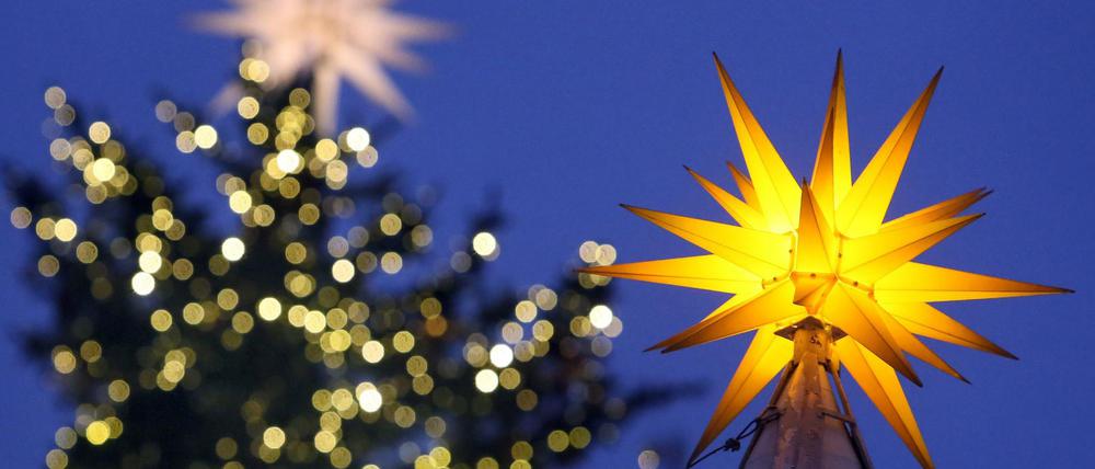 Mit leuchtenden Sternen ist der Weihnachtsmarkt auf dem Gendarmenmarkt in Berlin am geschmückt.