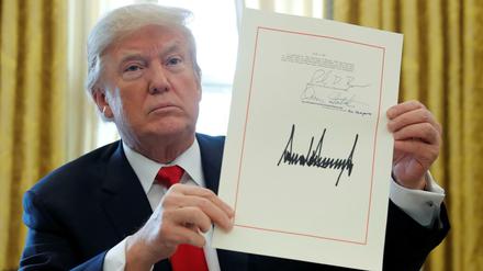 US-Präsident Donald Trump hat ganz offensichtlich das neue Gesetz zur Steuerreform unterzeichnet.