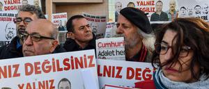 Vor dem Gericht in Istanbul forderten dutzende Unterstützer "Gerechtigkeit für alle Journalisten".
