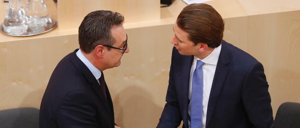 FPÖ-Chef Heinz-Christian Strache (links) mit Bundeskanzler Sebastian Kurz (ÖVP). Bisher stieß das Bündnis nur auf schwache Proteste.