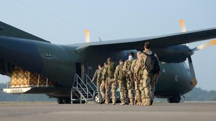 Soldaten der Bundeswehr auf dem Nato-Flugplatz in Hohn in Schleswig-Holstein. 
