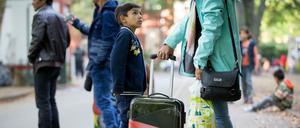 Flüchtlinge warten am 24.09.2015 in Berlin auf dem Gelände des Landesamtes für Gesundheit und Soziales (LaGeSo) auf ihre Registrierung und spätere Zuweisung eines Schlafplatzes. (Symbolbild)