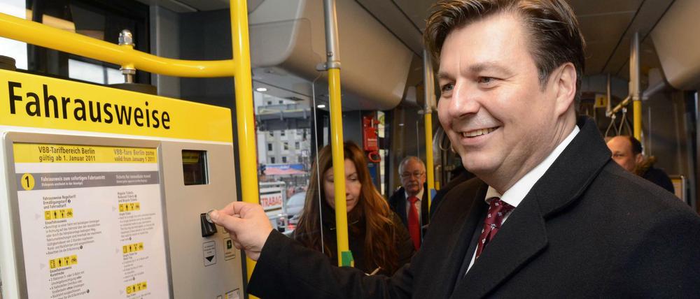 Ein Bild der Vergangenheit? Andreas Geisel würft ein 2-Euro-Stück in einen Automaten der BVG.