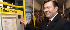 Ein Bild der Vergangenheit? Andreas Geisel würft ein 2-Euro-Stück in einen Automaten der BVG.
