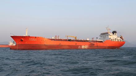 Erst vor kurzem hatte Südkorea das Schiff "Lighthouse Winmore" aus Hongkong beschlagnahmt, weil es Mineralölprodukte auf ein nordkoreanisches Schiff umgeladen haben soll. 