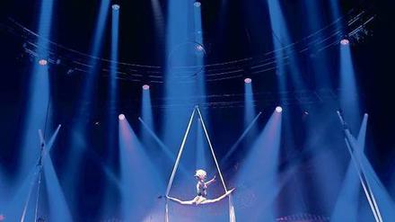 Blaues Wunder. Roncalli-Zirkusartisten im Tempodrom. 