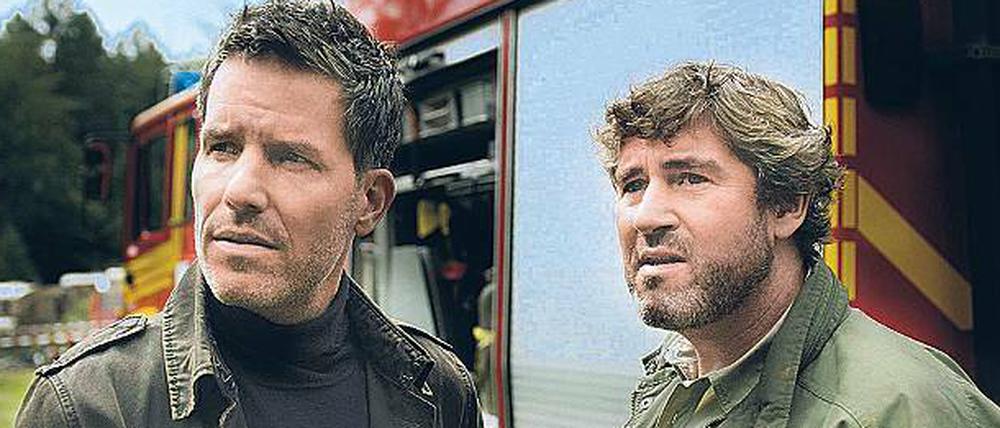 Am Tatort: von Bodenstein (Tim Bergmann, l.) und der Förster (Stefan Szaszr).