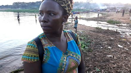 Margaret Nakato am Ufer des Fischerdorfs Katosi. Das Wasser macht die Bewohner krank, für viele ist es trotzdem unverzichtbar.