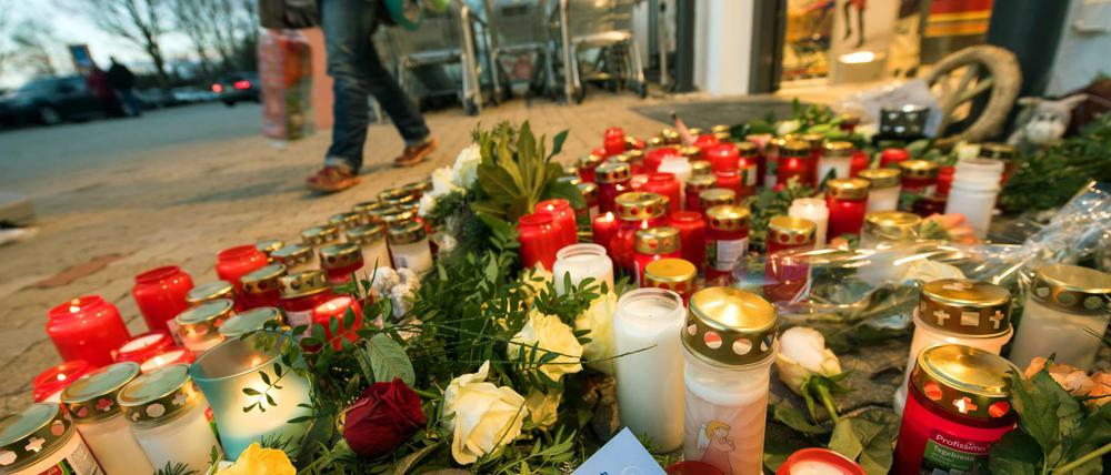 Kerzen- und Blumenmeer vor dem Drogeriemarkt in Kandel (Rheinland-Pfalz), wo ein 15 Jahre alter Afghane ein gleichaltriges deutsches Mädchen erstochen hat.