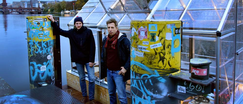 Regisseur Stefan Nolte und Schauspieler Heiner Bomhard (im Bild mit Pudelmütze) mit ihrem Treibhausdampfer beim Probe-Anlegen.