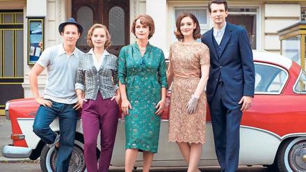 "Ku'damm 59" mit Claudia Michelsen (Mitte).