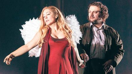 Ein tragisches Paar: Manuela Uhl in der Rolle der Marietta, Burkhard Fritz als Paul. 