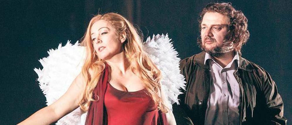 Ein tragisches Paar: Manuela Uhl in der Rolle der Marietta, Burkhard Fritz als Paul. 