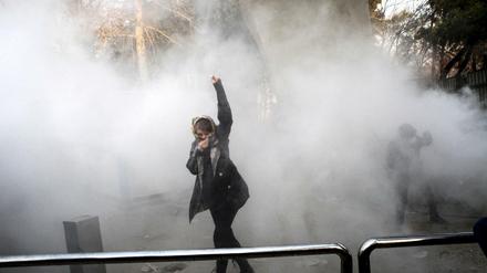 Tränengas gegen Demonstranten. Die Behörden versuchen, die Kundgebungen aufzulösen. Bisher sind bei den Protesten zwölf Menschen ums Leben gekommen.