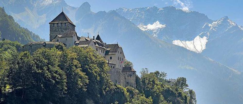Reine Luft. Das Fürstentum – hier das Schloss in Vaduz – hat sein Image gewandelt. Statt Reichen beim Steuerhinterziehen zu helfen, bemüht man sich jetzt um Finanz-Start-ups und Industriearbeitsplätze. Foto: Fabrice Coffrini/AFP