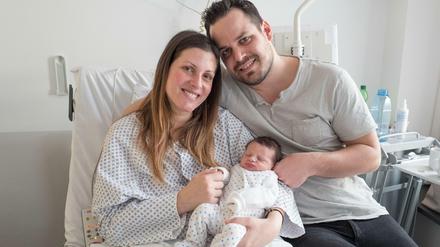 Filippos Iliopoulou in den Armen seiner Mutter Konstantina und seines Vaters Vyron im Campus Charité Mitte in Mitte.