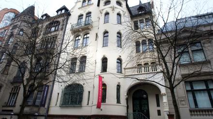 13 Meter. Hans Grisebach entwarf für das schmale Grundstück ein hohes Haus mit großen Wohnungen. Heute residiert hier das Auktionshaus Villa Grisebach.