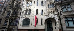 13 Meter. Hans Grisebach entwarf für das schmale Grundstück ein hohes Haus mit großen Wohnungen. Heute residiert hier das Auktionshaus Villa Grisebach.