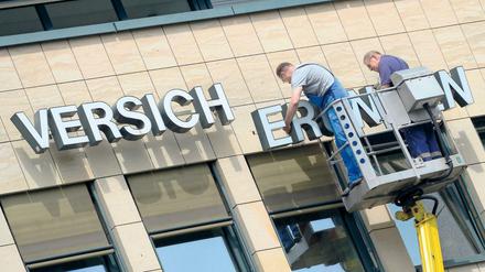 Umbau: Wegen der niedrigen Zinsen bieten die Versicherer kaum noch Produkte mit festen Garantien an. 