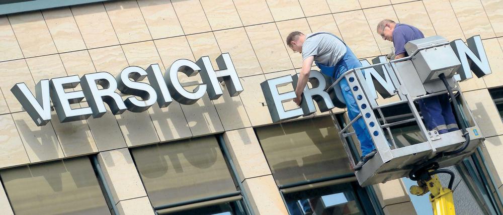 Umbau: Wegen der niedrigen Zinsen bieten die Versicherer kaum noch Produkte mit festen Garantien an.