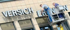 Umbau: Wegen der niedrigen Zinsen bieten die Versicherer kaum noch Produkte mit festen Garantien an. 