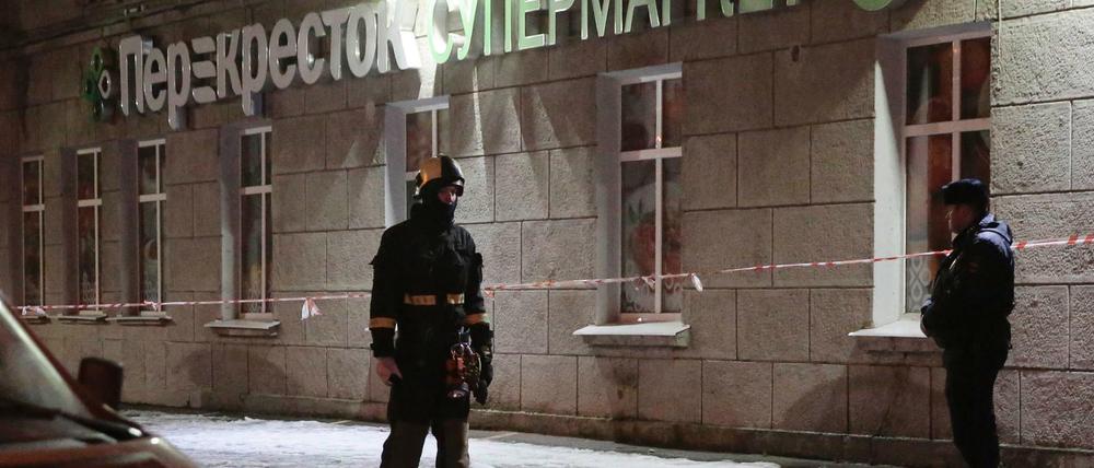 Rettungskräfte vor dem Supermarkt in St. Petersburg.