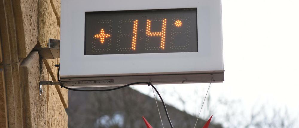 14 Grad zeigt ein Thermometer an Silvester in Freiburg an.