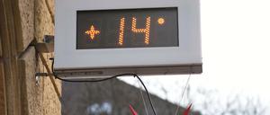 14 Grad zeigt ein Thermometer an Silvester in Freiburg an. 