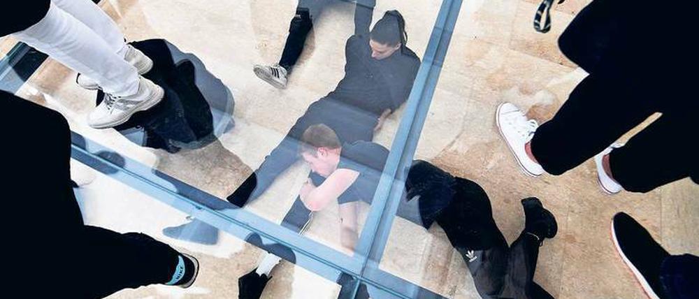 Die Performance "Faust" von Anne Imhof bei der Biennale in Venedig.