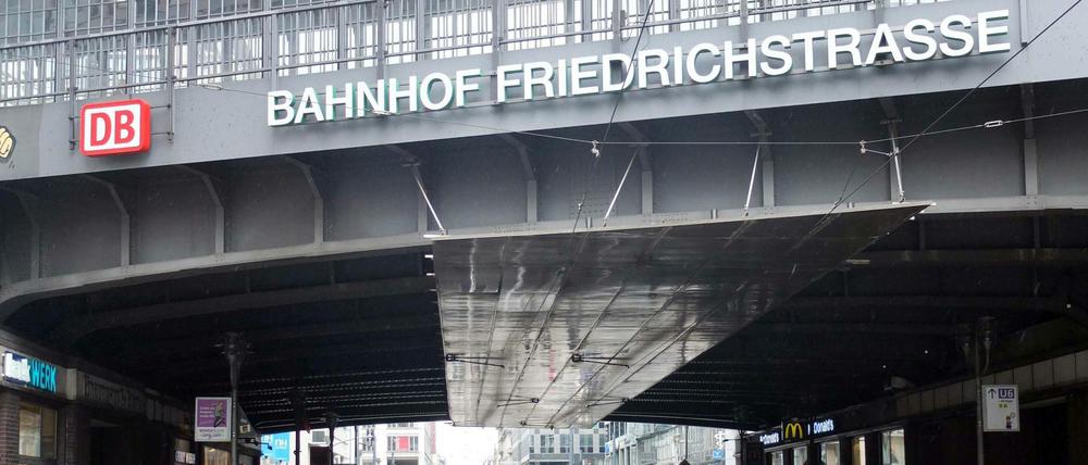 Am S-Bahnhof Friedrichstraße sind im Sommer 2016 Kontrolleure übergriffig geworden.