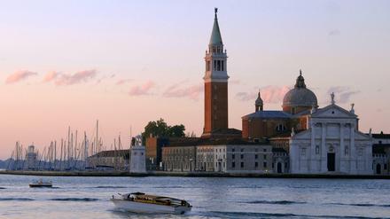 Momente der Ruhe. Die von Andrea Palladio (1508 - 1580) erbaute Kirche San Giorgio Maggiore auf der gleichnamigen Insel im Süden von Venedig.