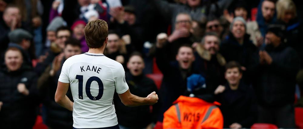 Noch einer. Harry Kane freut sich mit den Fans der Spurs.