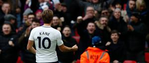 Noch einer. Harry Kane freut sich mit den Fans der Spurs.