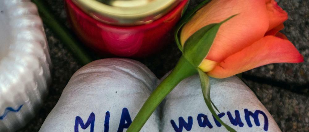 Eine Rose am Tatort und die Frage nach dem Warum, die noch niemand beantworten konnte.