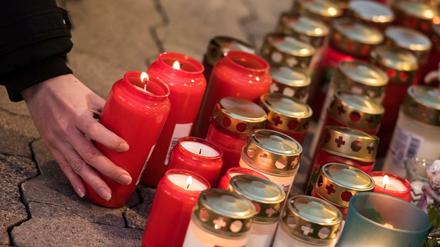 Kerzen stehen vor dem Drogeriemarkt in Kandel, wo ein afghanischer Flüchtling eine 15-Jährige erstochen hat (Archivbild).