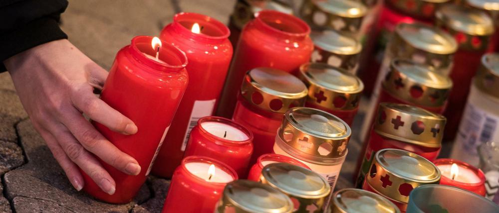 Kerzen stehen vor dem Drogeriemarkt in Kandel, wo ein afghanischer Flüchtling eine 15-Jährige erstochen hat (Archivbild).