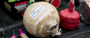 "Lasst die Finger von den Dingern" - so warnt die Polizei vor illegal eingeführten Böllern wie diesen. 