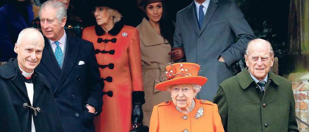 Nach dem Kirchgang am 25. Dezember folgten Prinz Charles (von links) mit Gattin Camilla, Meghan Markle an der Seite ihres Verlobten Prinz Harry und vor ihm Prinz Philip.