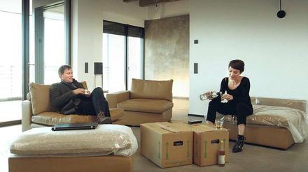 Noch auf Distanz: Kommissar Stellbrink (Devid Striesow) weiß nicht so recht, was er von der attraktiven Hackerin Natascha Tretschock (Julia Koschitz) halten soll.