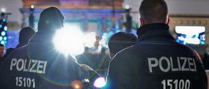 Polizisten sichern am 31.12.2016 in Berlin die Festmeile vor dem Brandenburger Tor.
