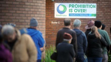 Schlange stehen für legales Marihuana vor dem Geschäft Kind Peoples in Santa Cruz, Kalifornien (USA) 